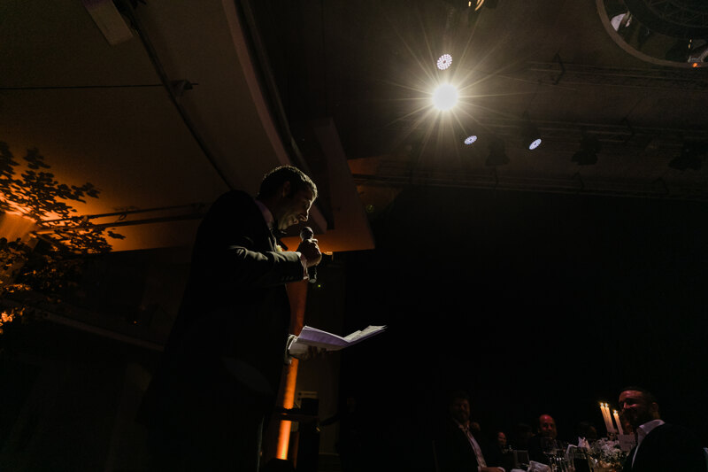 Wedding photography portfolio in Italy: The host leads the program of the holiday in the banquet hall
