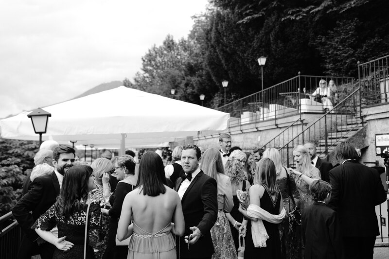 Wedding photography portfolio in Italy: Guests gather in the courtyard of the restaurant