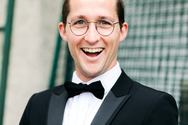 Wedding photography portfolio in Italy: Portrait of a man with glasses who smiles widely