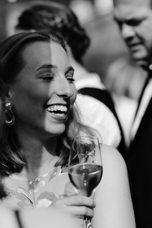 Wedding photography portfolio in Italy: Portrait of a woman with a glass in her hand who smiles widely