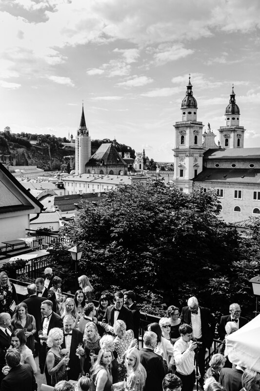 Wedding photography portfolio in Italy: A small aperitif before the start of the wedding, on the hotel veranda overlooking the large domes of the church