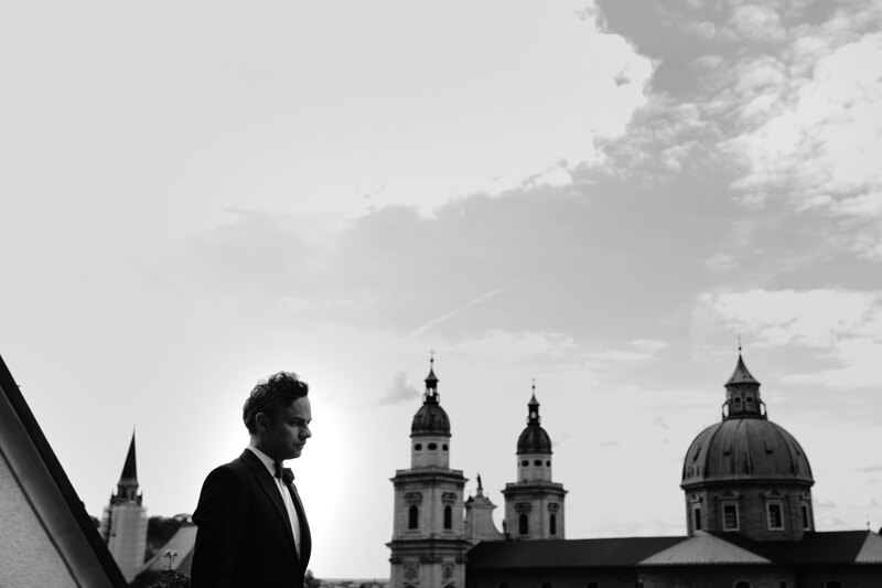 Wedding photography portfolio in Italy: Photo of a man on the background of large domes of the church
