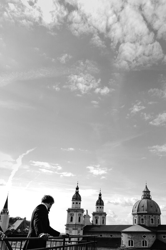 Wedding photography portfolio in Italy: Man on the background of large domes of the church