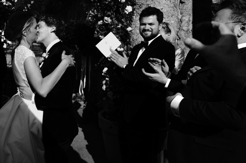 Wedding photography portfolio in Italy: The newlyweds kiss and the guests applaud them