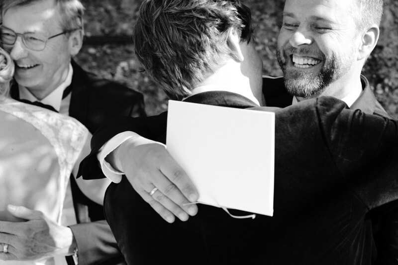 Wedding photography portfolio in Italy: Guests greet the groom with a smile