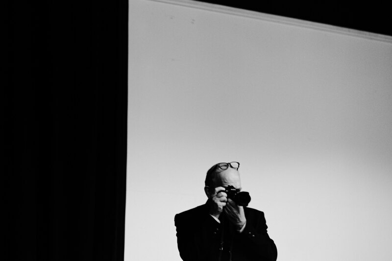 Wedding photography portfolio in Italy: A man in a tuxedo takes pictures with his camera
