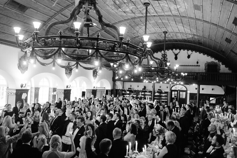Wedding photography portfolio in Italy: Guests are sitting at the festive tables in the restaurant hall