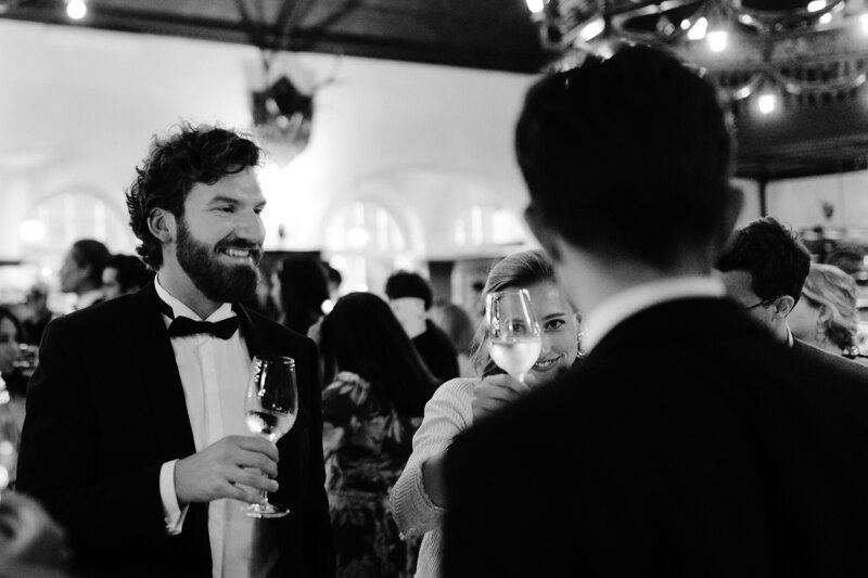 Wedding photography portfolio in Italy: Guests are smiling and chatting with each other