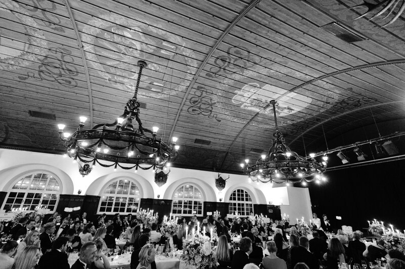 Wedding photography portfolio in Italy: Guests are sitting at a table in the festive hall