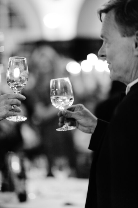 Wedding photography portfolio in Italy: Guests are holding champagne glasses