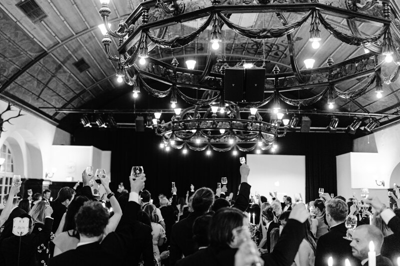 Wedding photography portfolio in Italy: Guests standing raise their glasses up