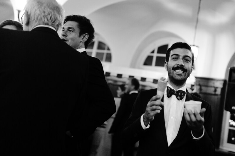 Wedding photography portfolio in Italy: A man smiles and holds an ice cream in his hands