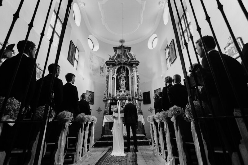 Wedding photography portfolio in Italy: Bride and groom standing in a church at the altar wedding ceremony