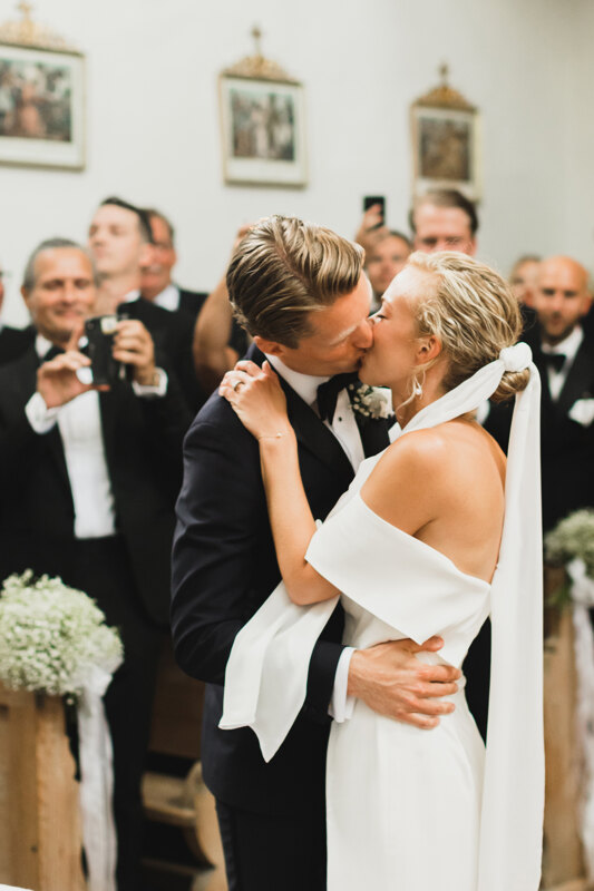 Wedding photography portfolio in Italy: The newlyweds kiss in the church