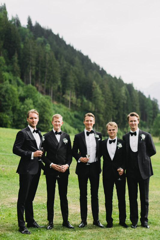 Wedding photography portfolio in Italy: Groom with friends posing for a photographer