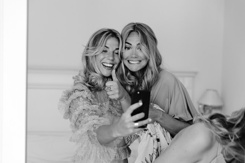 Wedding photography portfolio in Italy: Bridesmaids make selfie on the phone
