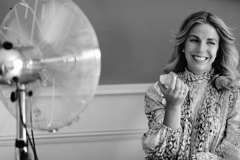 Wedding photography portfolio in Italy: Photo of a girl who is easily blowing a fan scattering her hair