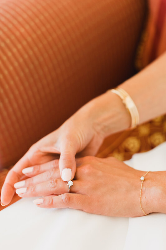 Wedding photography portfolio in Italy: Fragile hands of the bride