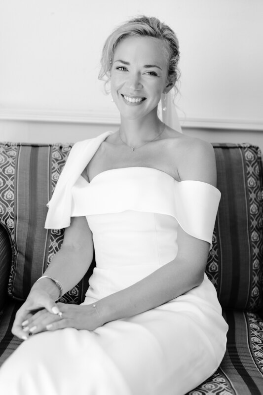Wedding photography portfolio in Italy: Black-white portrait of a bride who smiles in a frame