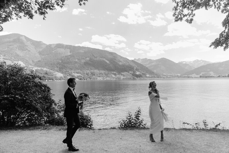Wedding photography portfolio in Italy: The meeting of the bride and groom on the shore of a luxurious lake