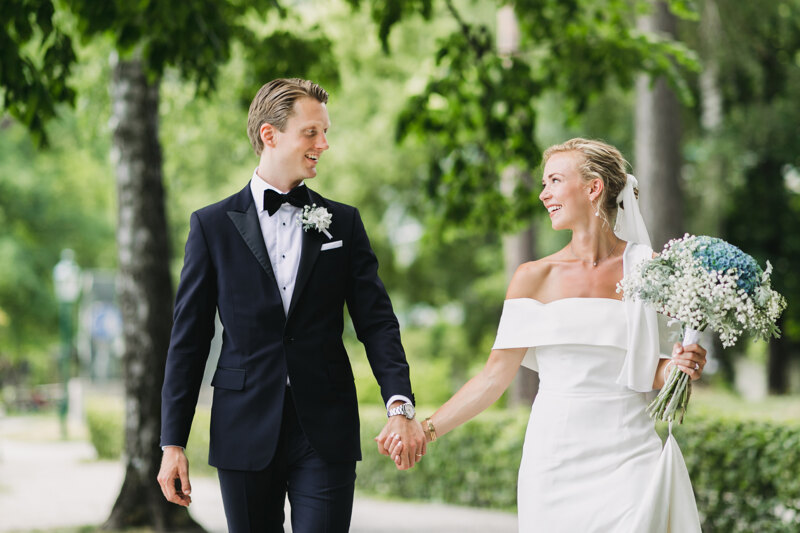 Wedding photography portfolio in Italy: Groom and bride go holding hands looking at each other