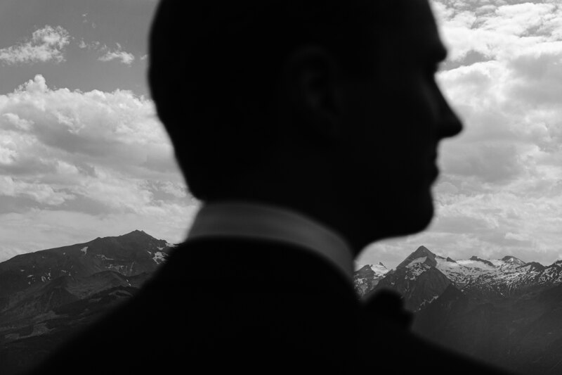 Wedding photography portfolio in Italy: Black-white portrait of the groom on a background of large mountains