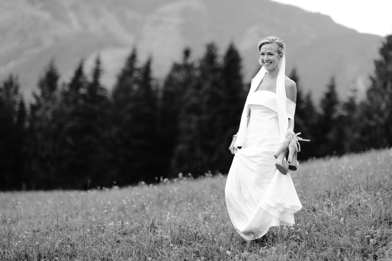 Wedding photography portfolio in Italy: The bride in a white dress in the valley, on a background of mountains