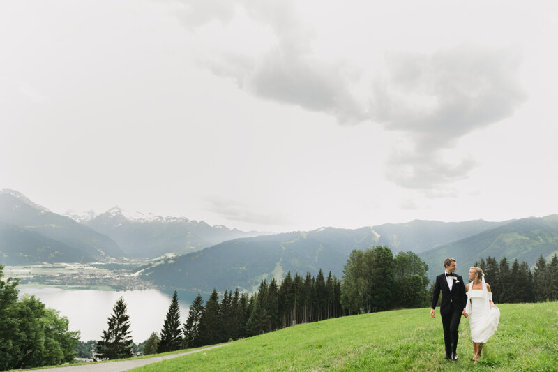 Wedding photography portfolio in Italy: Groom and bride go holding hands looking at each other