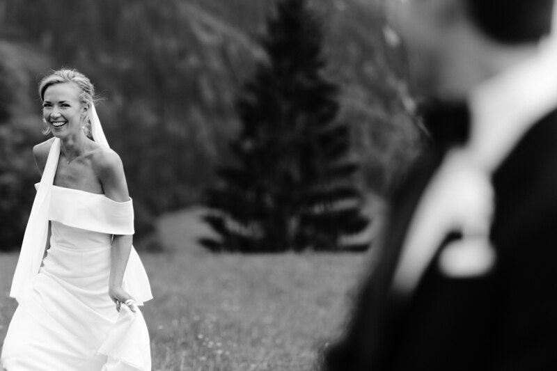Wedding photography portfolio in Italy: Photo of a bride on a background of mountains