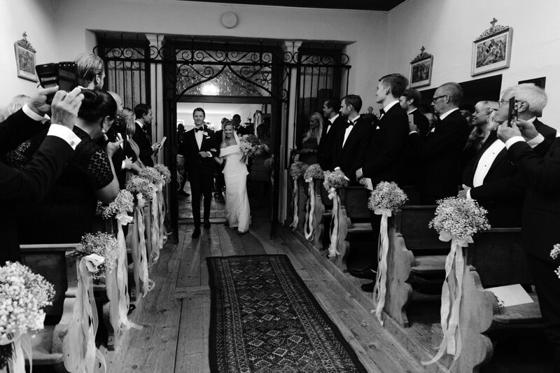 Wedding photography portfolio in Italy: The bride and groom go to church, they are welcomed by guests standing