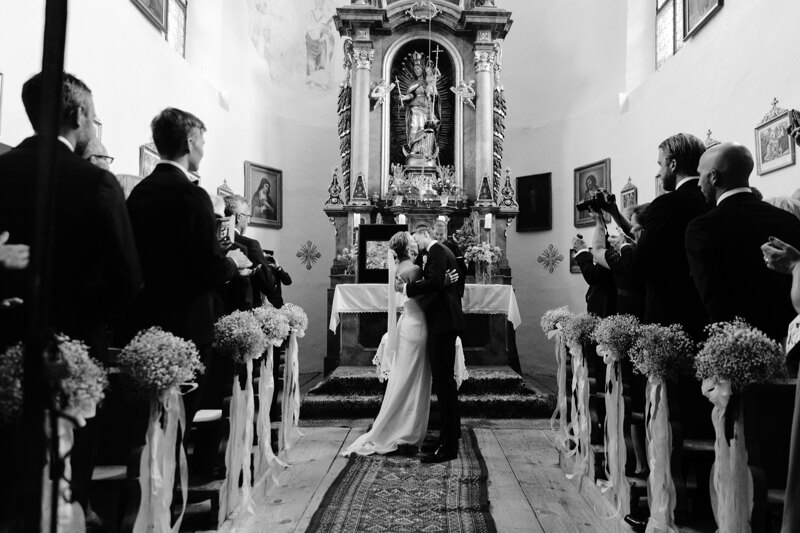 Wedding photography portfolio in Italy: The kiss of the newlyweds at the altar