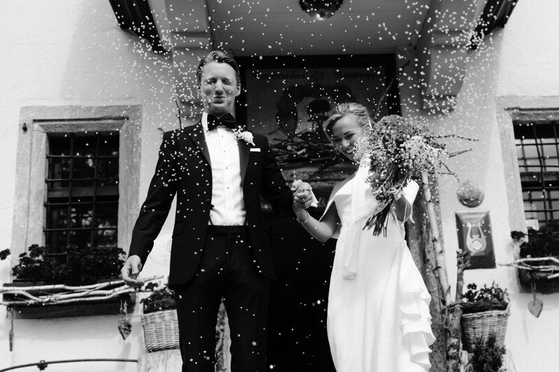 Wedding photography portfolio in Italy: Guests congratulate the bride and groom on their wedding, sprinkle them with grain