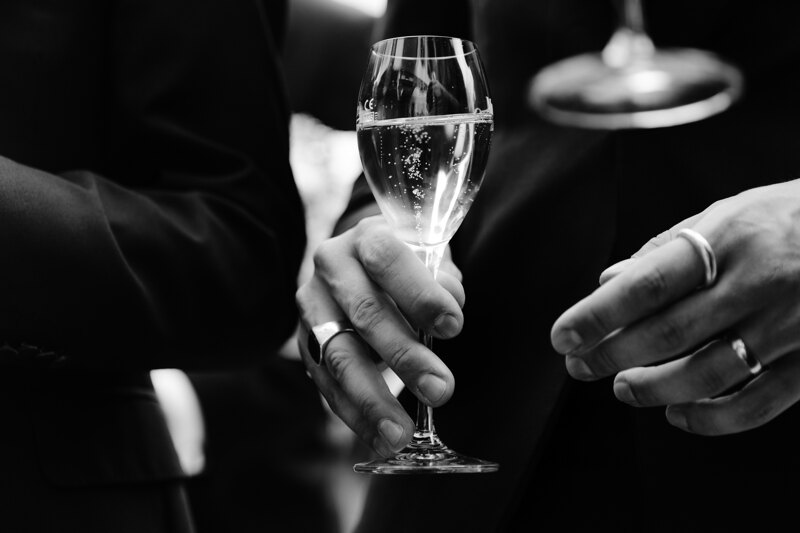 Wedding photography portfolio in Italy: A glass of champagne in the hands of a man