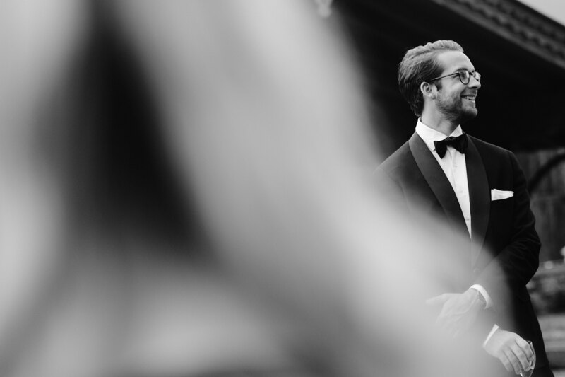 Wedding photography portfolio in Italy: Man in a tuxedo and glasses.
