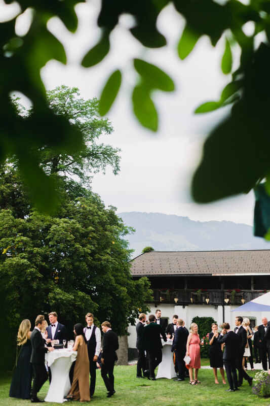 Wedding photography portfolio in Italy: Aperitif in the courtyard of the restaurant, before the wedding