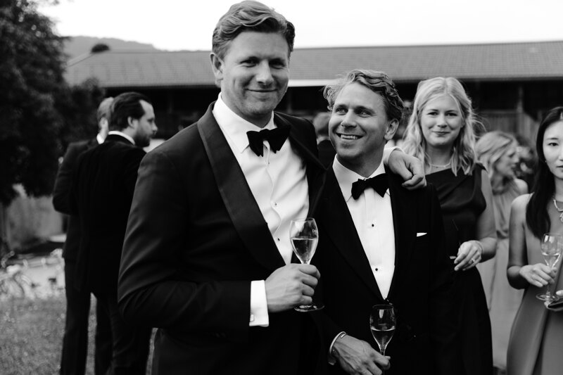 Wedding photography portfolio in Italy: Guests are holding champagne glasses