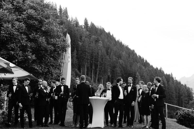 Wedding photography portfolio in Italy: Aperitif in the courtyard of the restaurant, before the wedding