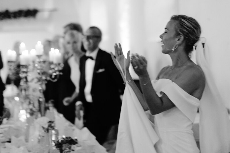 Wedding photography portfolio in Italy: The bride cheers cheerfully with her hands