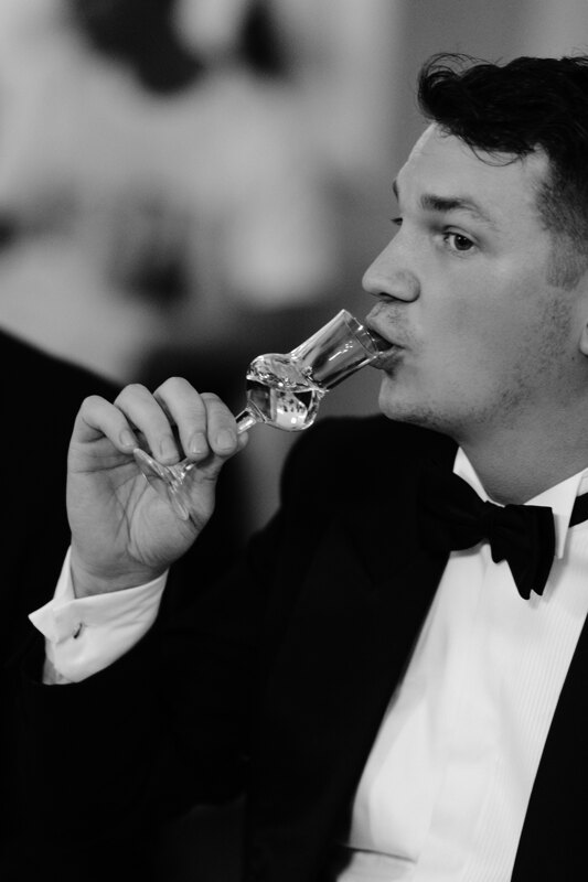 Wedding photography portfolio in Italy: Guest drinks with an extraordinary glass