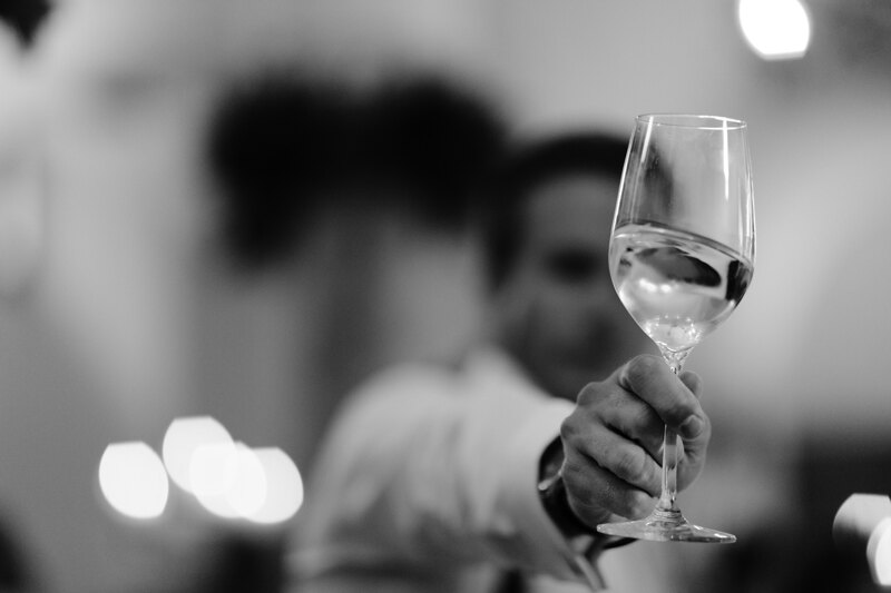 Wedding photography portfolio in Italy: Glass with wine in focus