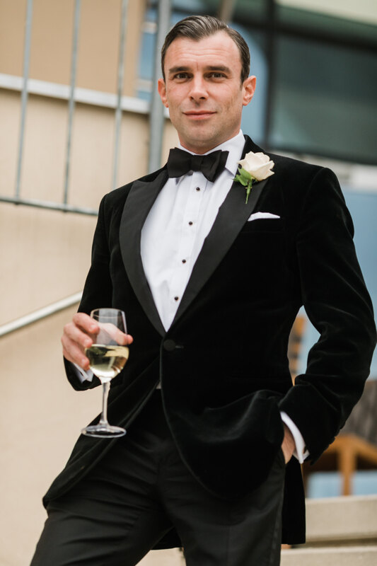 Wedding Photographer in Venice: Handsome men in black tuxedos with a glass in their hands
