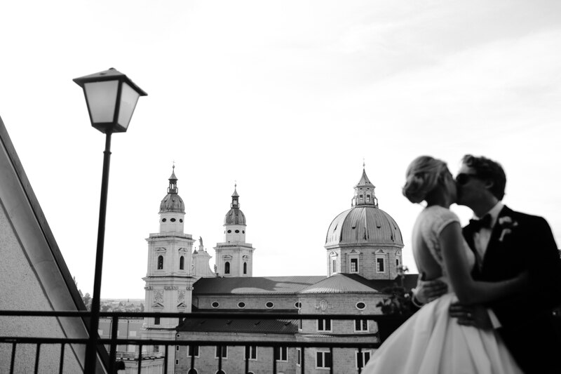 Wedding Photographer in Venice: Couple, bride and groom kissing on the background of a church with large domes