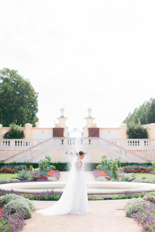 Wedding Photographer in Venice: Photo of the bride at the fountain in the old residence park