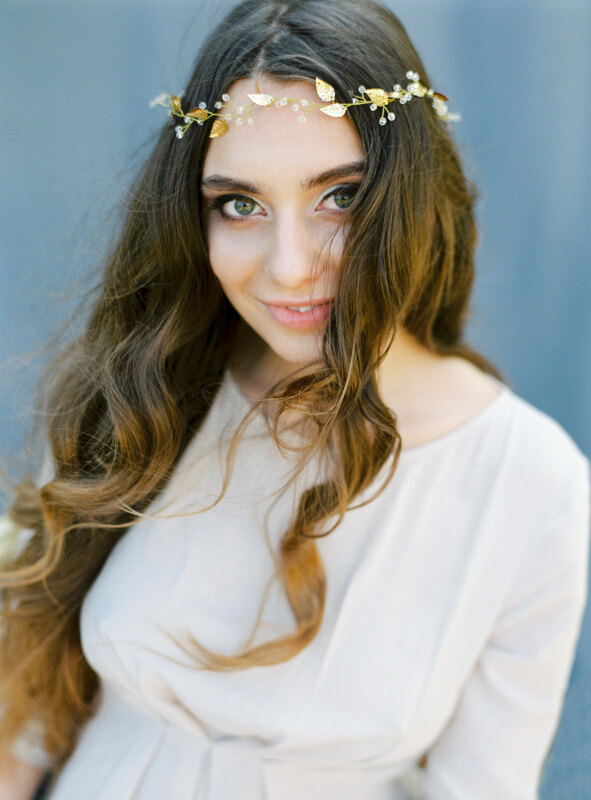 Wedding Photographer in Venice: A portrait of a bride in which large and expressive eyes decorate her hair with a thin handmade wreath that emphasizes her delicate and untouched image
