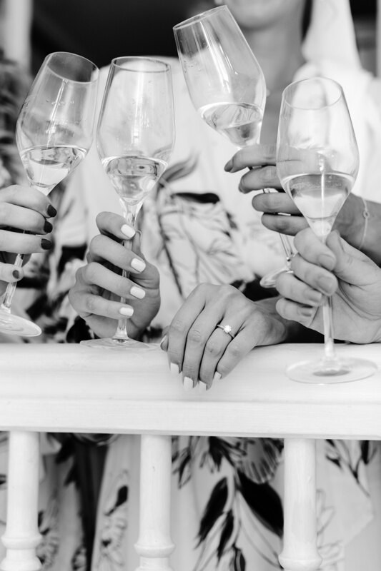 Wedding Photographer in Naples: the bride with her friends drinks champagne