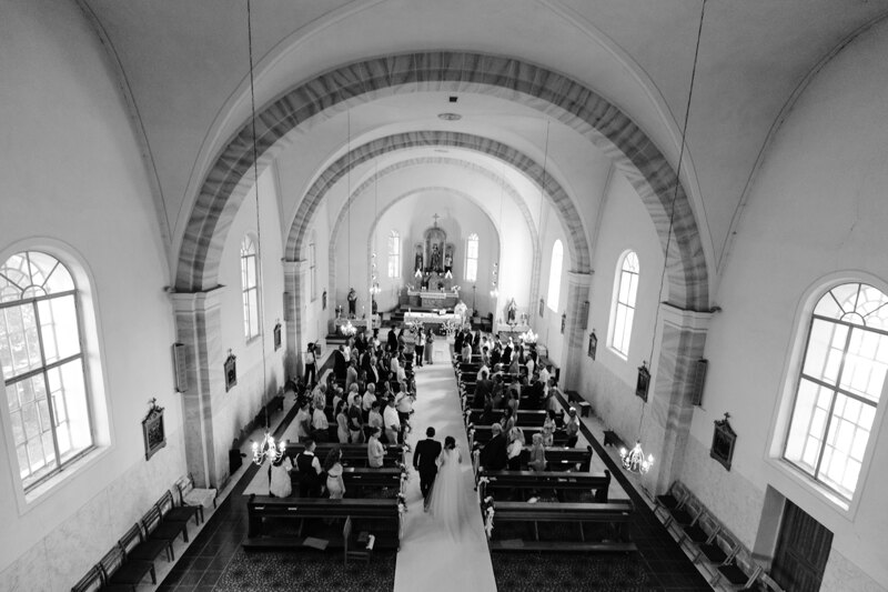 Wedding Photographer in Milan: Father leads his daughter to the altar in the church