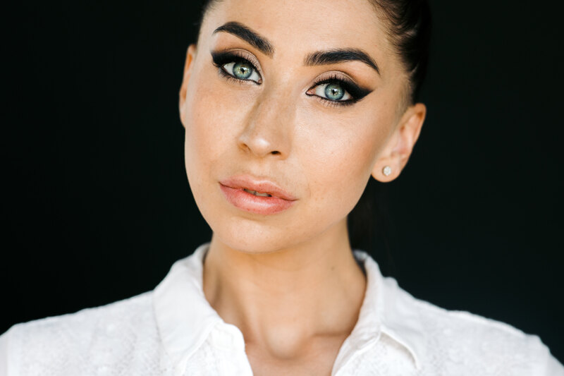 Wedding Photographer in Milan: Portrait of a Girl with Big Expressive Eyes and Plump Lips