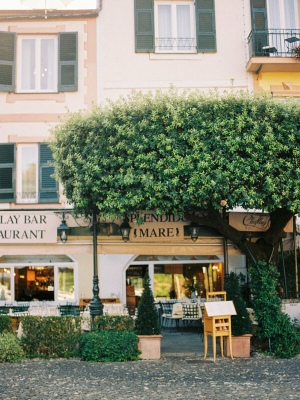 Wedding photography portfolio in Italy: Interesting entrance to the restaurant courtyard