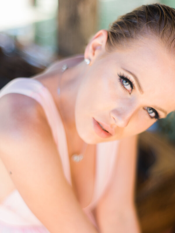 Wedding photography portfolio in Italy: The piercing look of a beautiful girl who looks in the frame