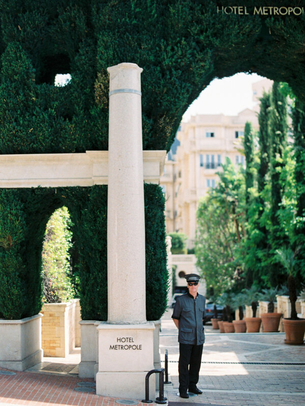 Wedding photography portfolio in Italy: A security guard stands at the entrance to the Metropol Hotel